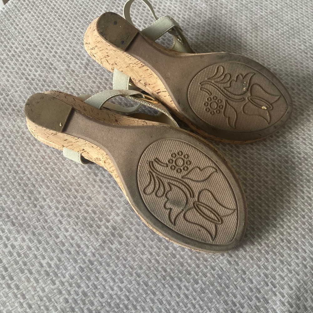 White mountain. Women’s stylish wedge sandals. Barely worn. - Picture 2 of 5